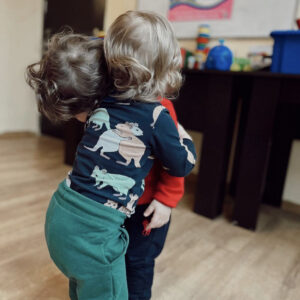 toddler social development making friends at baby classes